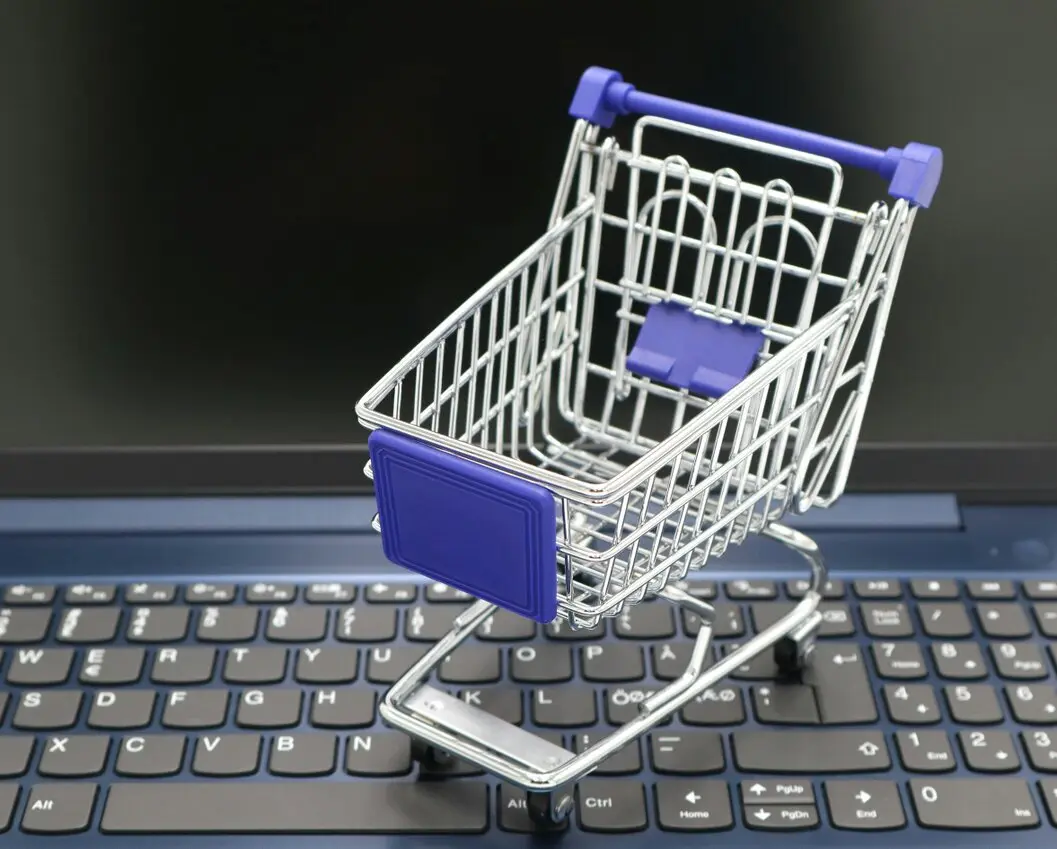 Panel administracyjny sklepu internetowego na ekranie komputera