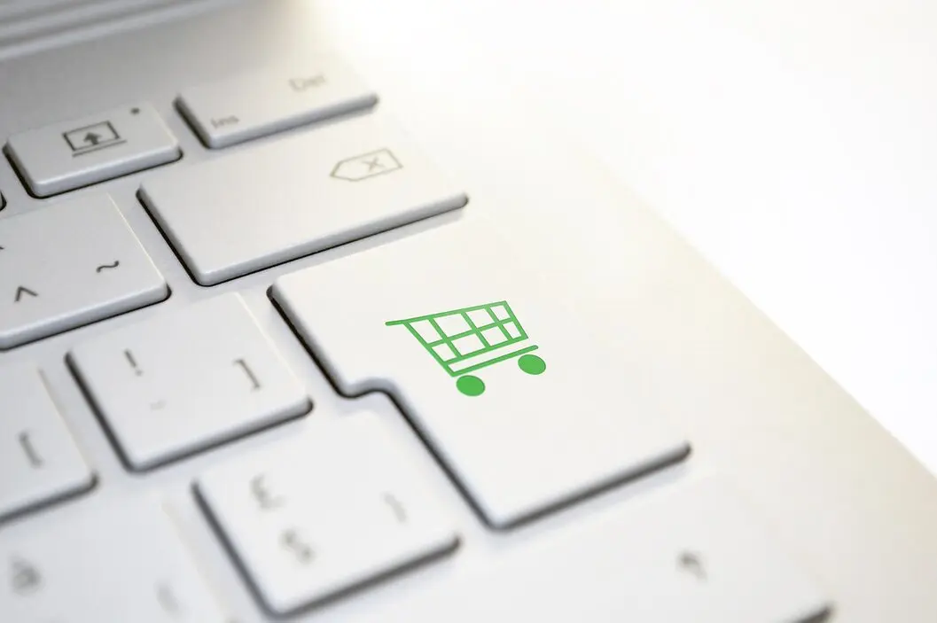 Specjalista usługowy przy komputerze przyjmujący płatność online