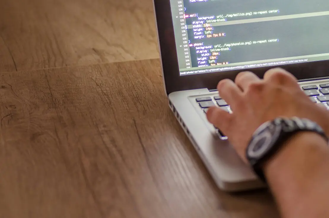 Projekt nowoczesnej strony internetowej na monitorze