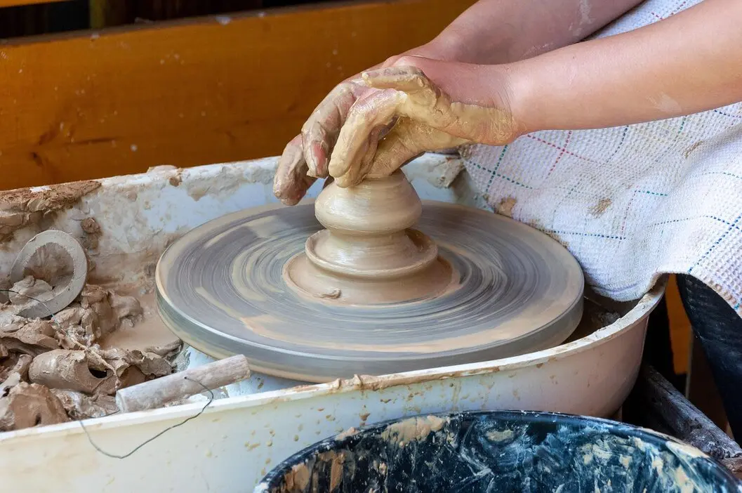 Produkty handmade ułożone na biurku obok laptopa ze sklepem online